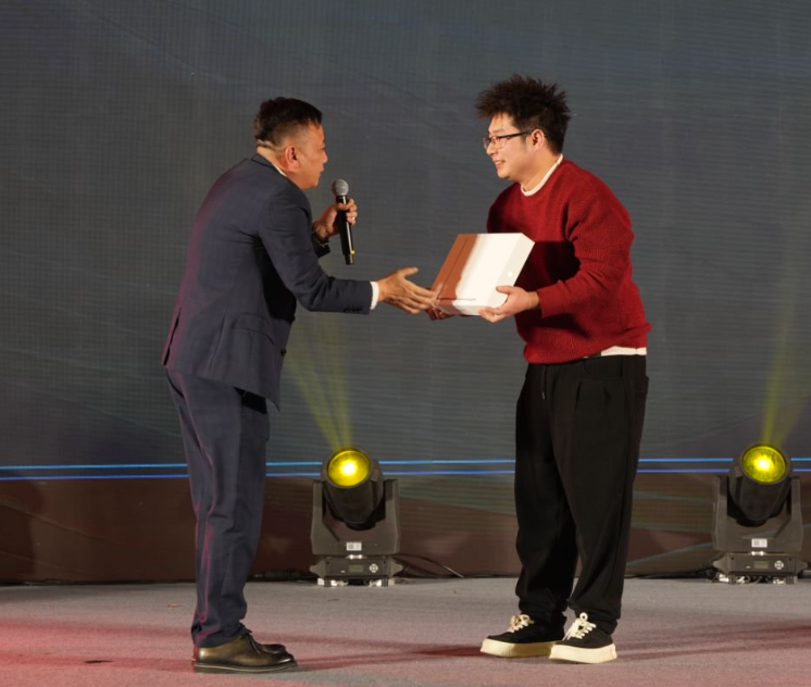 乾广集团年会抽奖特等奖苹果笔记本 乾广集团年会抽奖特等奖苹果笔记本